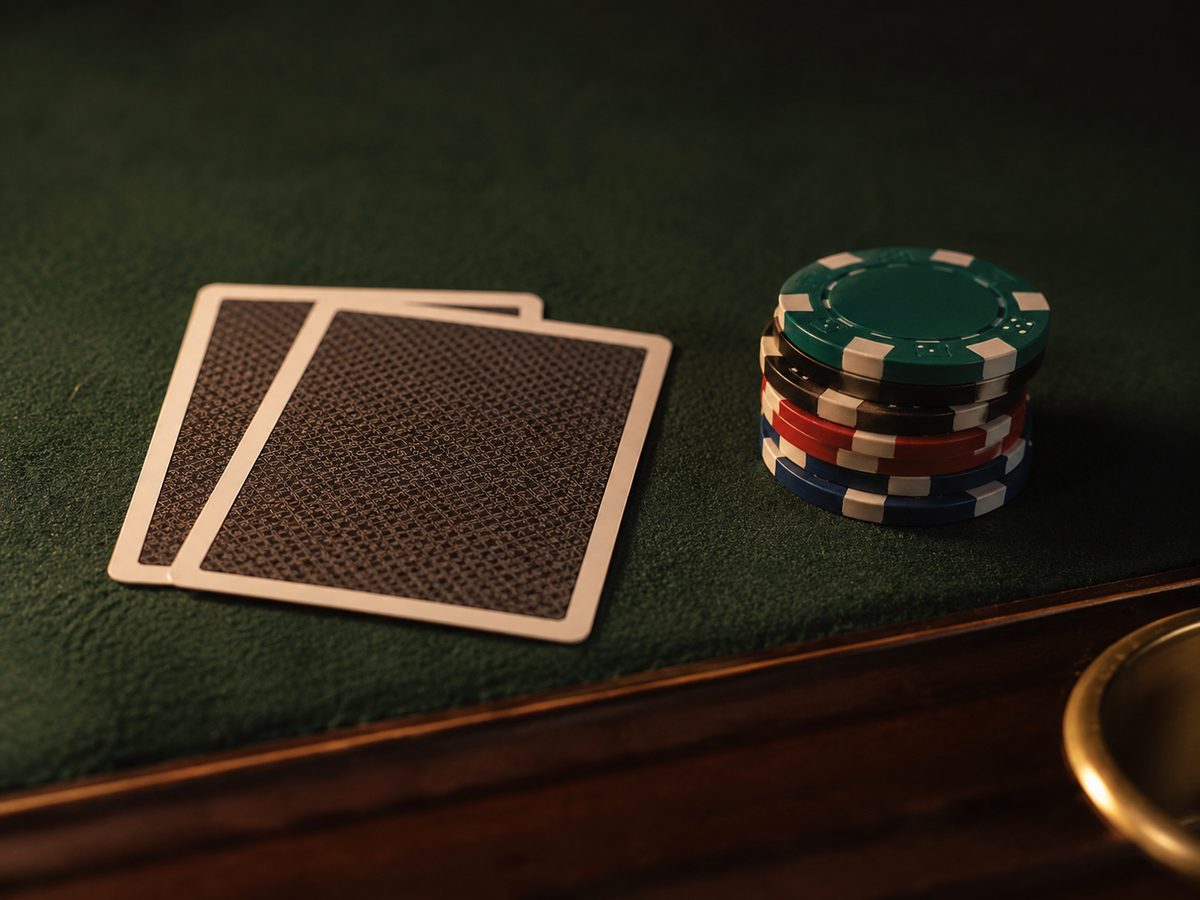 Cartas de póquer sobre a mesa de feltro
